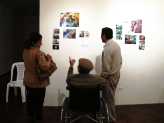 Reynaldo Arenas frente a su retrato, con su hijo y su nuera